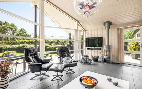 Fritzi - 1.7Km from the Sea: Interior Design, Decke, Zuhause, Wohnzimmer, Stuhl, Couch, Zimmerpflanze, Empfangshalle, Blumentopf