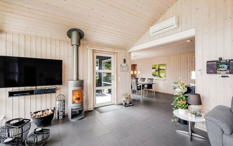 Fritzi - 1.7Km from the Sea: Holz, Zuhause, Interior Design, Decke, Holzboden, Hütte, Wohnzimmer, Hartholz, Stuhl, Holzbeize