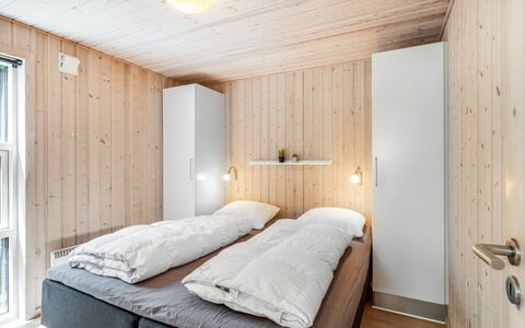 Fritzi - 1.7Km from the Sea: Schlafzimmer, Holz, Bett, Decke, Interior Design, Bettdecke, Fussboden, Bedding, Flooring, Zimmer