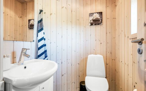 Fritzi - 1.7Km from the Sea: Holz, Toilleten Sitz, Armatur, Flooring, Toilette, Badezimmer, Fussboden, Interior Design, Sinken, Bad Sink