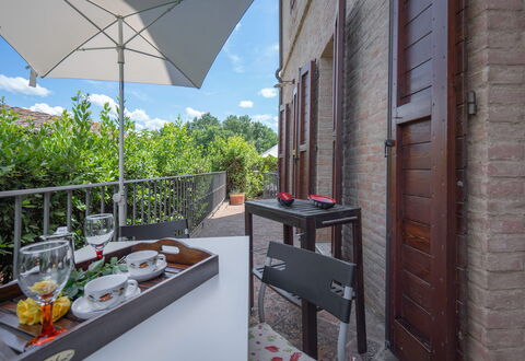 Torri 15 Holiday Home: Himmel, Gebäude, Eigentum, Tabelle, Möbel, Wolke, Geschirr, Fenster, Die Architektur, Blumentopf