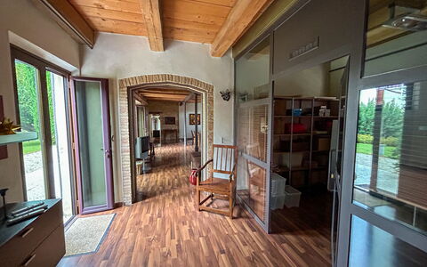 Villa Gelso: Bilderrahmen, Holz, Halle, Fenster, Fussboden, Flooring, Veranda, Grundeigentum, Wohnzimmer