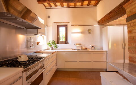 Villa Gelso: Cabinetry, Countertop, Eigentum, Zapfhahn, Möbel, Sinken, Gebäude, Küche, Holz, Spüle