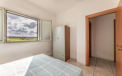 Andromeda Apartment In Gallipoli: Möbel, Gebäude, Holz, Fenster, Flooring, Interior Design, Fussboden, Schatten, Farbe