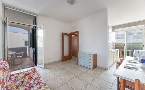 Andromeda Apartment In Gallipoli: Möbel, Cabinetry, Gebäude, Holz, Komfort, Tür, Beleuchtung, Schublade, Die Architektur