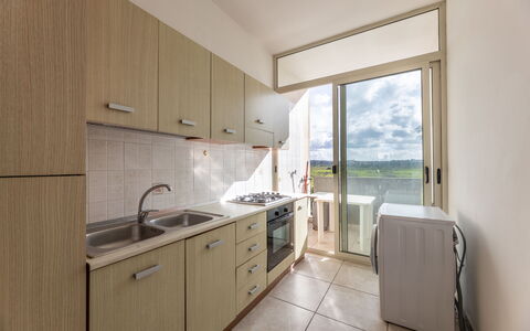 Andromeda Apartment In Gallipoli: Cabinetry, Möbel, Countertop, Sinken, Spüle, Eigentum, Zapfhahn, Holz, Interior Design, Gebäude
