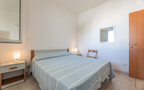 Andromeda Apartment In Gallipoli: Möbel, Eigentum, Gebäude, Komfort, Azurblau, Holz, Textil, Bettrahmen, Bett