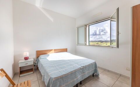 Andromeda Apartment In Gallipoli: Möbel, Eigentum, Gebäude, Komfort, Holz, Textil, Bettrahmen, Fenster, Interior Design