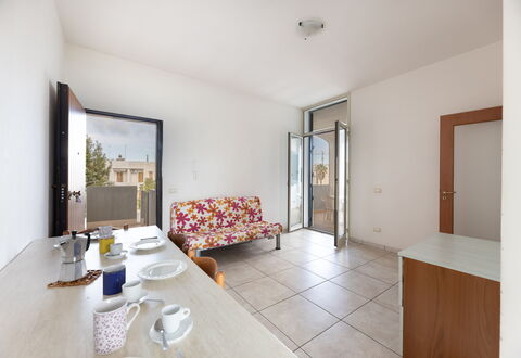 Andromeda Apartment In Gallipoli: Möbel, Tabelle, Geschirr, Gebäude, Holz, Komfort, Interior Design, Flooring, Fussboden