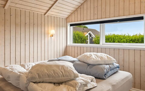 Siggi - 800M from the Sea: Schlafzimmer, Bett, Holz, Bettdecke, Bedding, Decke, Interior Design, Möbel, Fussboden, Linens