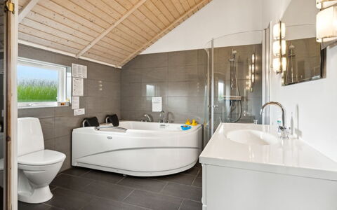 Siggi - 800M from the Sea: Flooring, Armatur, Interior Design, Fussboden, Decke, Badezimmer, Badewanne, Sinken, Zapfhahn, Installation