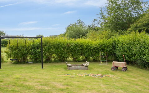 Siggi - 800M from the Sea: Gras, Strauch, Garten, Grundstueck, Rasen, Wiese, Weide, Schatten, Landscaping