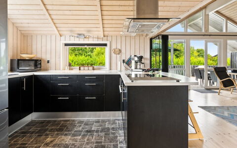 Siggi - 800M from the Sea: Küche, Holz, Countertop, Flooring, Decke, Interior Design, Möbel, Küchengerät, Fussboden, Holzboden