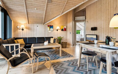Siggi - 800M from the Sea: Holz, Interior Design, Decke, Flooring, Zuhause, Möbel, Fussboden, Light Fixture, Holzboden, Wohnzimmer