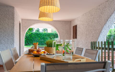 Villa i Portici: Tabelle, Möbel, Eigentum, Pflanze, Grün, Holz, Interior Design, Flooring, Fussboden, Küche