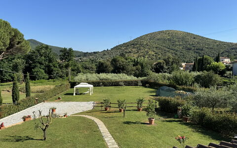 Casa Viviani: Himmel, Pflanze, Berg, Natürliche Landschaft, Baum, Botanik, Vegetation, Grundstueck, Hochland, Gras