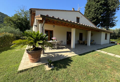 Casa Viviani: Pflanze, Himmel, Gebäude, Eigentum, Fenster, Baum, Haus, Schatten, Grundstueck, Tür