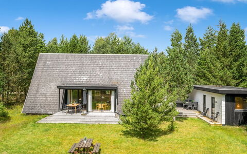 Peta - 1.6Km from the Sea: Dach, Haus, Zuhause, Hütte, Tür, Abstellgleis, Estate, Rasen, Garten, Veranda