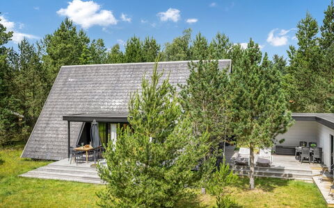 Peta - 1.6Km from the Sea: Dach, Haus, Zuhause, Hütte, Tür, Abstellgleis, Estate, Rasen, Garten, Veranda