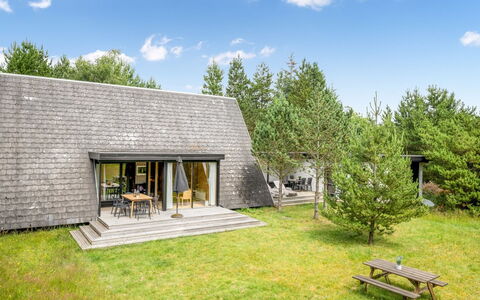 Peta - 1.6Km from the Sea: Dach, Haus, Zuhause, Hütte, Tür, Abstellgleis, Estate, Rasen, Garten, Veranda