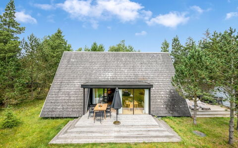 Peta - 1.6Km from the Sea: Dach, Haus, Zuhause, Hütte, Tür, Abstellgleis, Estate, Rasen, Garten, Veranda