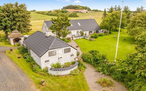 Ømunde - 1.8Km from the Sea: Blau, Strauch, Hütte, Ground, Garten, Estate, Schatten, Landscaping, Bauernhaus, Eco Hotel