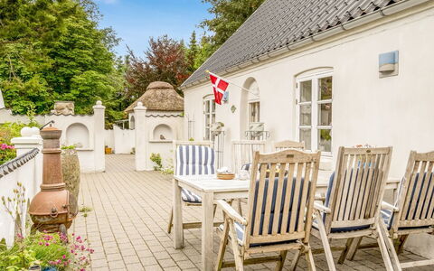 Ømunde - 1.8Km from the Sea: Blau, Strauch, Hütte, Ground, Garten, Estate, Schatten, Landscaping, Bauernhaus, Eco Hotel