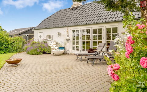 Ømunde - 1.8Km from the Sea: Blau, Strauch, Hütte, Ground, Garten, Estate, Schatten, Landscaping, Bauernhaus, Eco Hotel