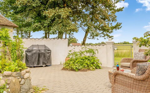 Ømunde - 1.8Km from the Sea: Blau, Strauch, Hütte, Ground, Garten, Estate, Schatten, Landscaping, Bauernhaus, Eco Hotel