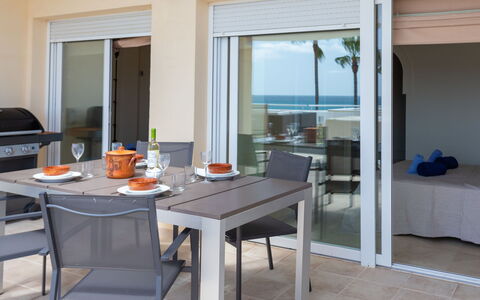 Alma: Pflanze, Gebäude, Fenster, Himmel, Grün, Haus, Baum, Natürliche Landschaft, Grundstueck, Gras