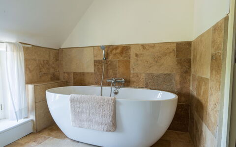 Amarie: Badewanne, Armatur, Zapfhahn, Badezimmer, Gebäude, Bad Sink, Holz, Rechteck