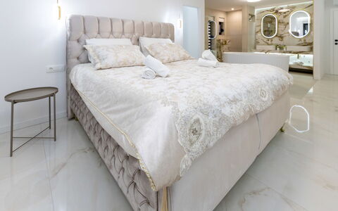 Noel: Bett, Interior Design, Schlafzimmer, Möbel, Flooring, Fussboden, Bedding, Bettdecke, Linens, Textil