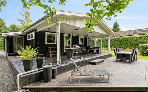 Araminta - 800M from the Sea: Möbel, Interior Design, Flooring, Fussboden, Decke, Zimmer, Stuhl, Tabelle, Wohnung, Küche & Esszimmer Tisch