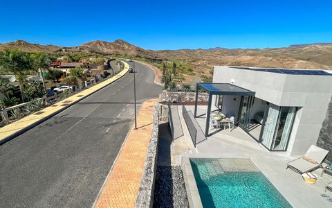Yucas 1: Himmel, Pflanze, Strassenbelag, Berg, Asphalt, Steigung, Baum, Wohngebiet, Urban Design, Landschaft