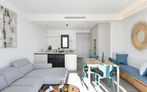 Yucas 1: Tabelle, Möbel, Couch, Eigentum, Wohnzimmer, Beleuchtung, Interior Design, Bilderrahmen, Fussboden
