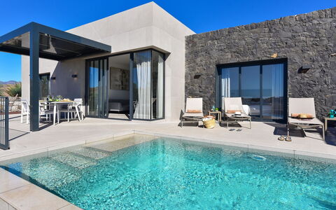Yucas 1: Wasser, Eigentum, Himmel, Schwimmbad, Gebäude, Azurblau, Blau, Schatten, Beleuchtung, Interior Design