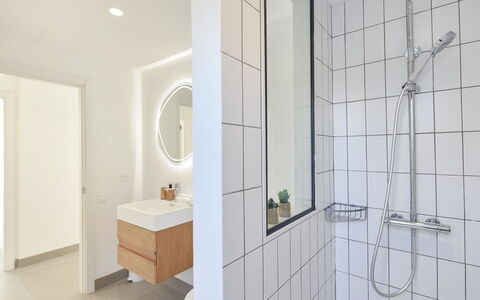 Yucas 1: Armatur, Zapfhahn, Spiegel, Sinken, Badezimmer, Gebäude, Interior Design, Holz, Fussboden