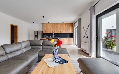 Villa Klaudio: Pflanze, Eigentum, Möbel, Blume, Couch, Zimmerpflanze, Komfort, Tabelle, Holz, Interior Design