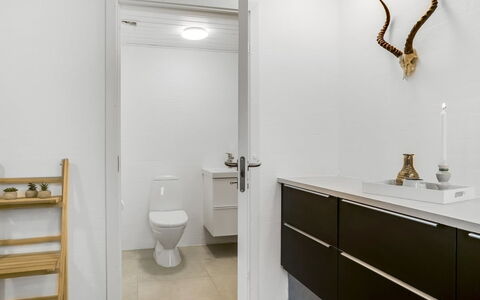 Thorgot - 3Km from the Sea: Flooring, Wand, Interior Design, Armatur, Fussboden, Badezimmerschrank, Badezimmer, Decke, Installation, Zapfhahn