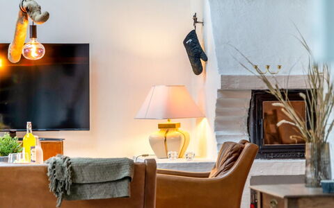 Thorgot - 3Km from the Sea: Möbel, Interior Design, Wand, Wohnzimmer, Couch, Zuhause, Beleuchtung, Zimmer, Light Fixture, Bilderrahmen