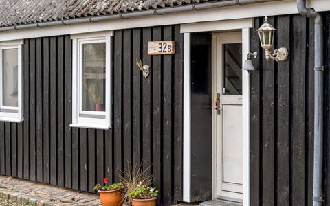 Thorgot - 3Km from the Sea: Holz, Tür, Verbundwerkstoff, Hütte, Hartholz, Abstellgleis, Planke, Holzbeize, Home Door