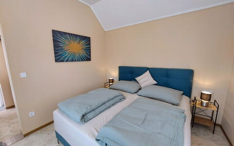 Buk City Apartments * * *: Möbel, Interior Design, Holz, Schlafzimmer, Bett, Fussboden, Flooring, Textil, Zimmer, Linens
