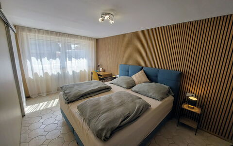 Buk City Apartments * * *: Möbel, Interior Design, Bett, Flooring, Schlafzimmer, Fussboden, Wand, Holz, Decke, Bedding