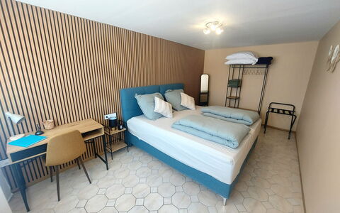 Buk City Apartments * * *: Holz, Schlafzimmer, Textil, Möbel, Fussboden, Interior Design, Bett, Bedding, Bettdecke, Flooring