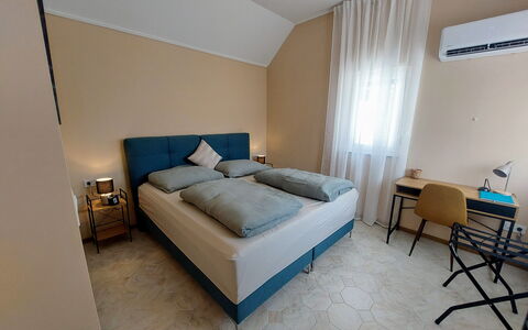 Buk City Apartments * * *: Holz, Textil, Schlafzimmer, Fussboden, Interior Design, Flooring, Bettdecke, Bett, Bedding, Zimmer