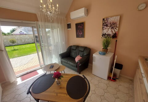 Buk City Apartments * * *: Möbel, Flooring, Interior Design, Fussboden, Beleuchtung, Zimmer, Wohnzimmer, Zuhause, Stuhl, Decke