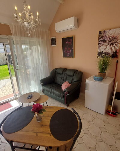 Buk City Apartments * * *: Möbel, Flooring, Interior Design, Fussboden, Beleuchtung, Zimmer, Wohnzimmer, Zuhause, Stuhl, Decke