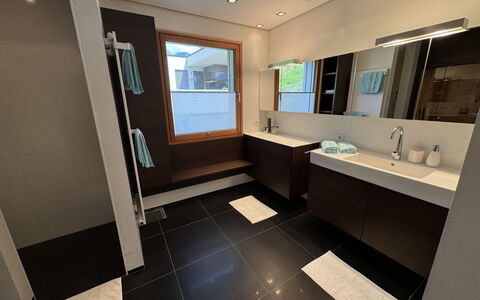 Villa Renate: Spiegel, Sinken, Zapfhahn, Armatur, Gebäude, Haus, Bad Sink, Interior Design, Badezimmer