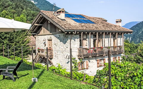 La Meridiana: Pflanze, Himmel, Eigentum, Gebäude, Fenster, Berg, Natürliche Landschaft, Hütte, Haus, Grundstueck