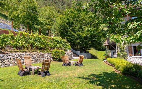 La Meridiana: Strauch, Garten, Ground, Gebirge, Senke, Eco Hotel, Schatten, Gartenmöbel, Rasen